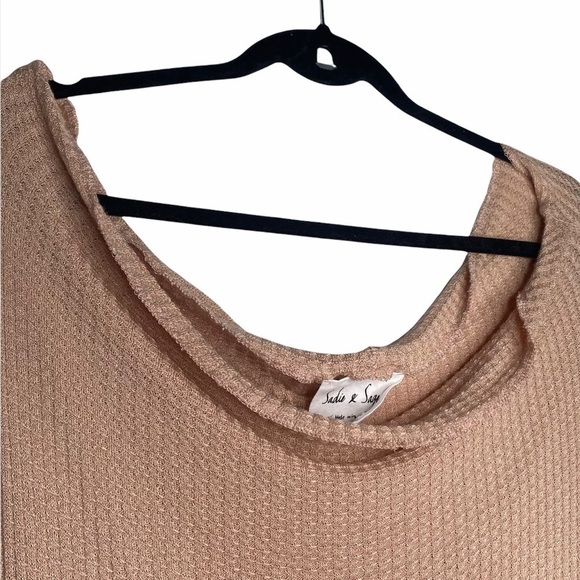 Sadie & Sage off the shoulder Thermal Top - Picture 2 of 8